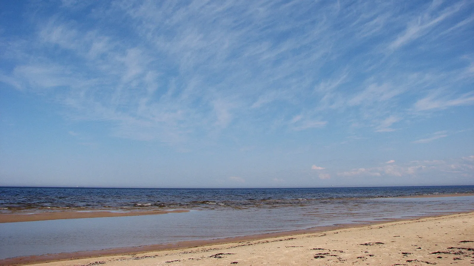 Пляж Юрмалы и море в мае