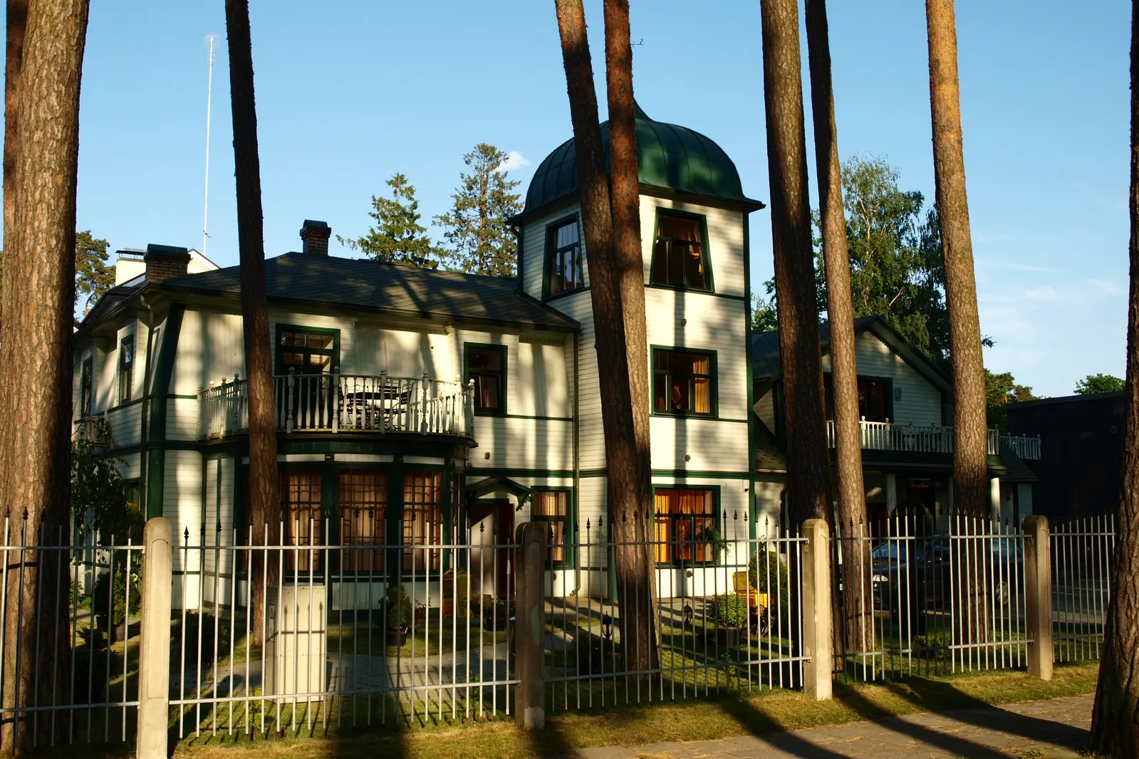 Sunset Hotel villa starp priedēm Pilsoņu ielā