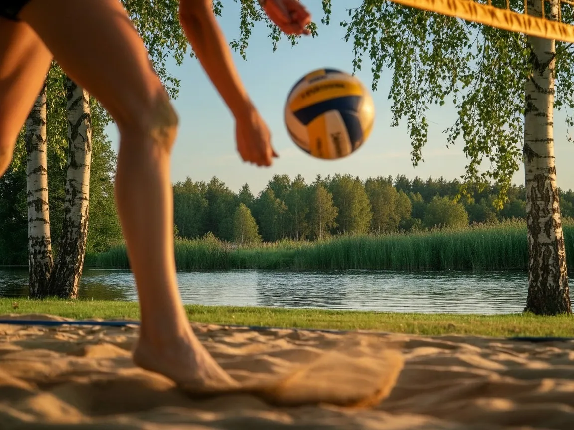 Volejbola serve smilšu laukumā pie upes